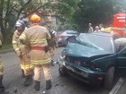 Homem fica preso nas ferragens ao bater carro em muro em Petrópolis