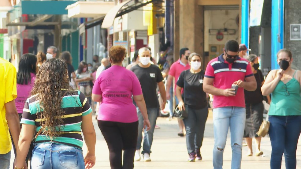 População de máscara no Centro de Ribeirão Preto, SP — Foto: Reprodução/EPTV