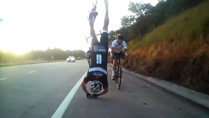 Ciclista australiano capota (Foto: Reprodução / YouTube)