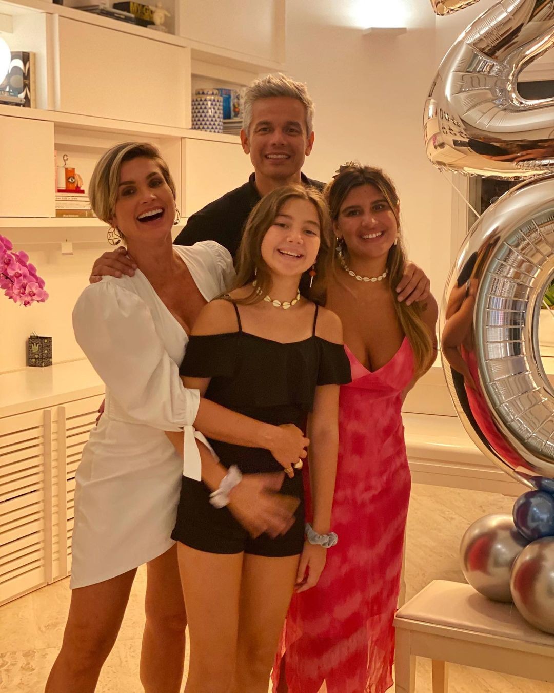 Flávia Alessandra, Otaviano e as filhas, Olívia e Giulia (Foto: Reprodução: Instagram)