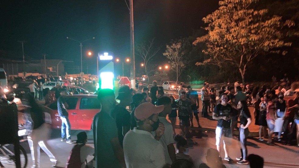 Amigos e familiares de Jonathan da Silva Rosário bloquearam entrada e saída de policiais em Chapada dos Guimarães (MT) — Foto: Divulgação