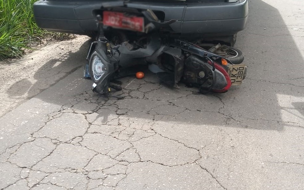 Mulher morreu na manh&atilde; desta segunda (15), ap&oacute;s moto que ela dirigia bater de frente com caminh&atilde;o na Bahia &mdash; Foto: Cid Vaz/TV Bahia