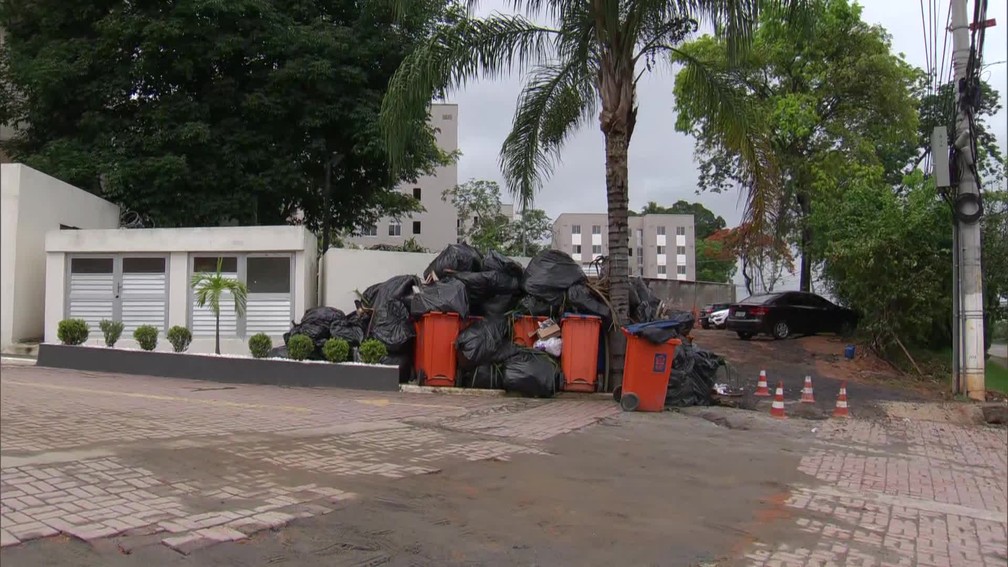 Lixo acumulado na Zona Oeste do Rio — Foto: Reprodução/TV Globo