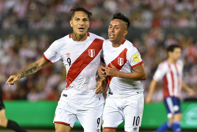 Guerrero Cueva Peru x Paraguai (Foto: AFP) Guerrero Cueva Peru x Paraguai (Foto: AFP)