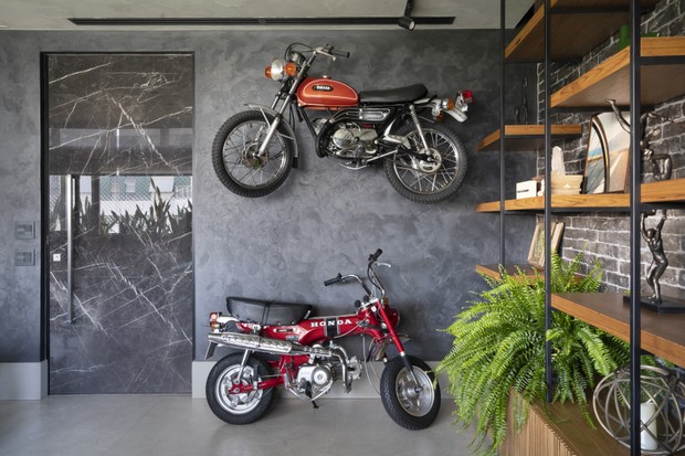 110 m² tem vermelho, preto e motocicletas antigas no décor (Foto: FOTOS JULIANO COLODETI/MCA ESTÚDIO)
