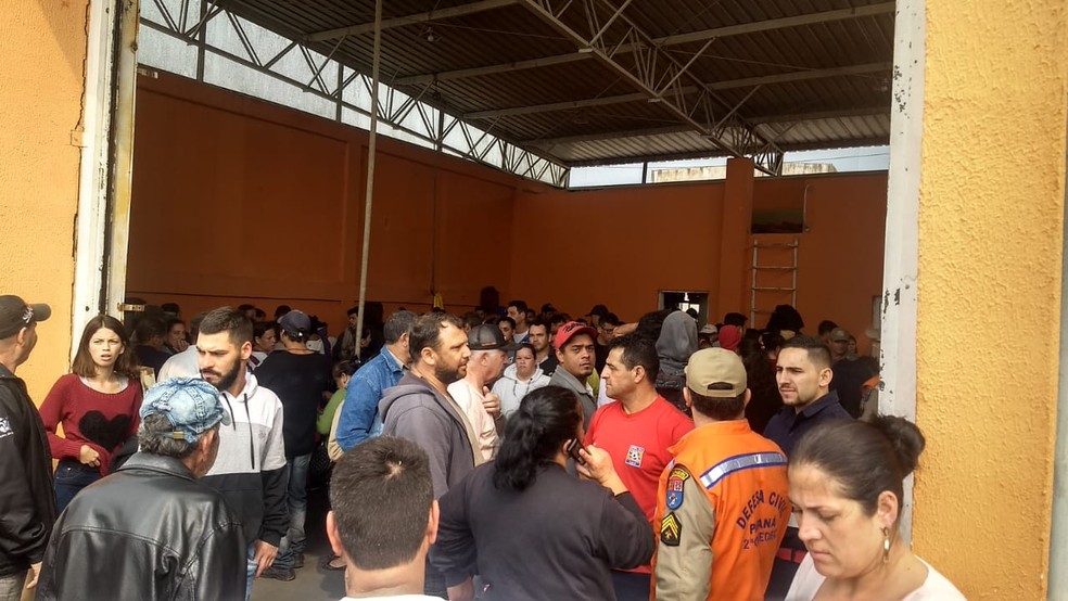 Moradores fazem fila na sede da Defesa Civil em CarambeÃ­ para retirar lonas â€” Foto: Viviane Malmann/RPC