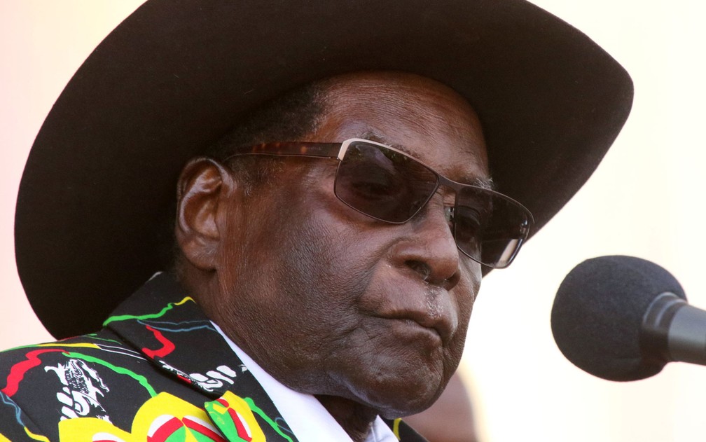 O presidente do Zimbábue, Robert Mugabe, participa de comício em Chinhoyi — Foto: Philimon Bulawayo / Reuters