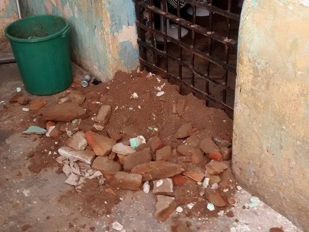 Presos cavaram buraco e entulho foi jogado para fora da cela (Foto: Gonçalo Rodrigues/Arquivo pessoal)