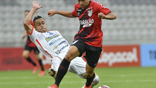 O lance da expulsão de Paulo Henrique, no Athletico x Rio Branco-PR