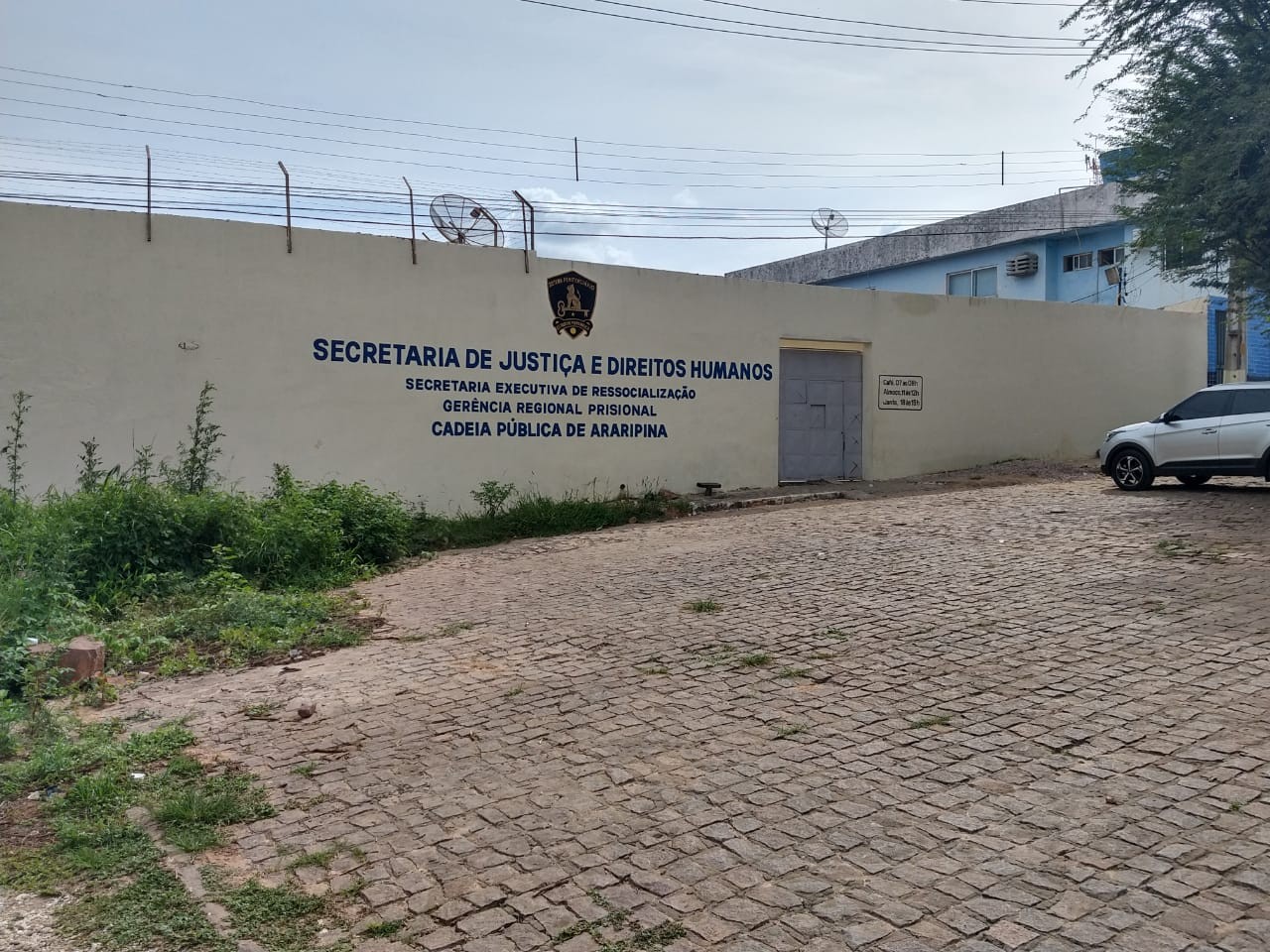 Polícia encontra 20 litros de cachaça que seriam entregues a dois presos na Cadeia de Araripina