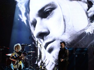 St. Vincent, Dave Grohl e Krist Novoselic tocam na 29ª cerimônia de indução ao Rock and Roll Hall of Fame, no Barclays Center, em Nova York, na noite de 10 de abril (Foto: Larry Busacca/Getty Images/AFP)