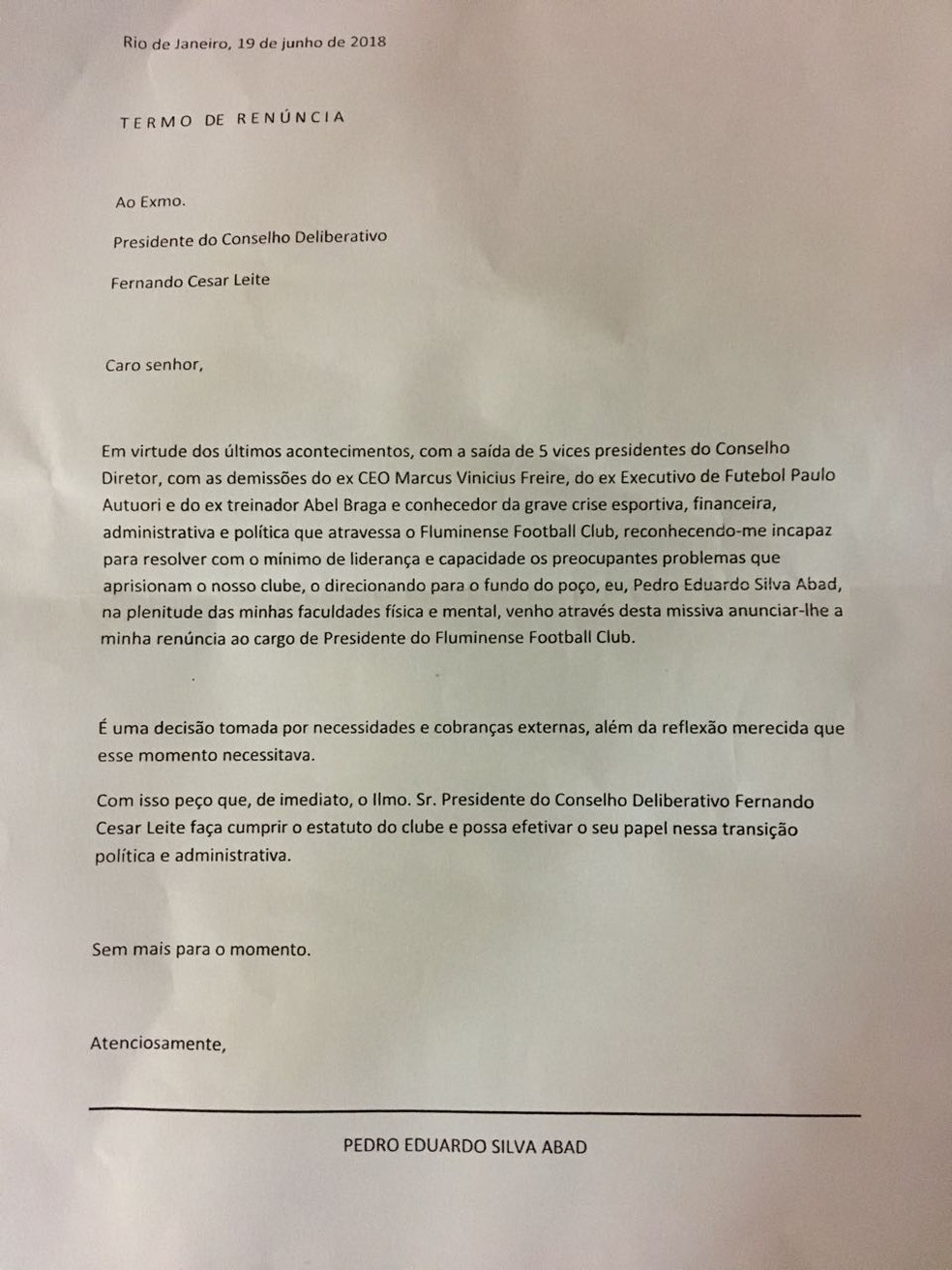 Carta entregue por torcedores pedindo a saída de Abad do Flu (Foto: Caio Blois)