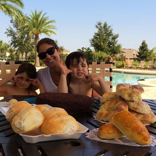 Patricia Maldonado e as filhas tomam café da manhã nos Estados Unidos (Foto: Reprodução/ Instagram)