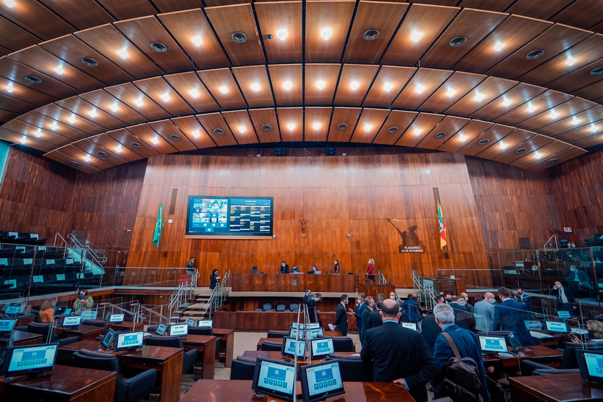 Assembleia do RS aprova revogação de lei que instituiu pensão vitalícia a ex-governadores - Vimarsana News