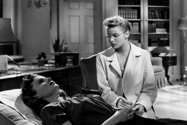 Rhonda Fleming e Ingrid Bergman em cena de Quando Fala o Coração (1945), de Alfred Hitchcock (Foto: Reprodução)