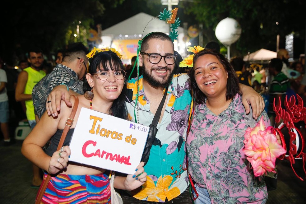 Os amigos Bianca, Luís Thiago e Ádila aproveitaram a moda das tiaras para faturar um dinheiro no carnaval.  — Foto: Thiago Lacerda/Sistema Verdes Mares