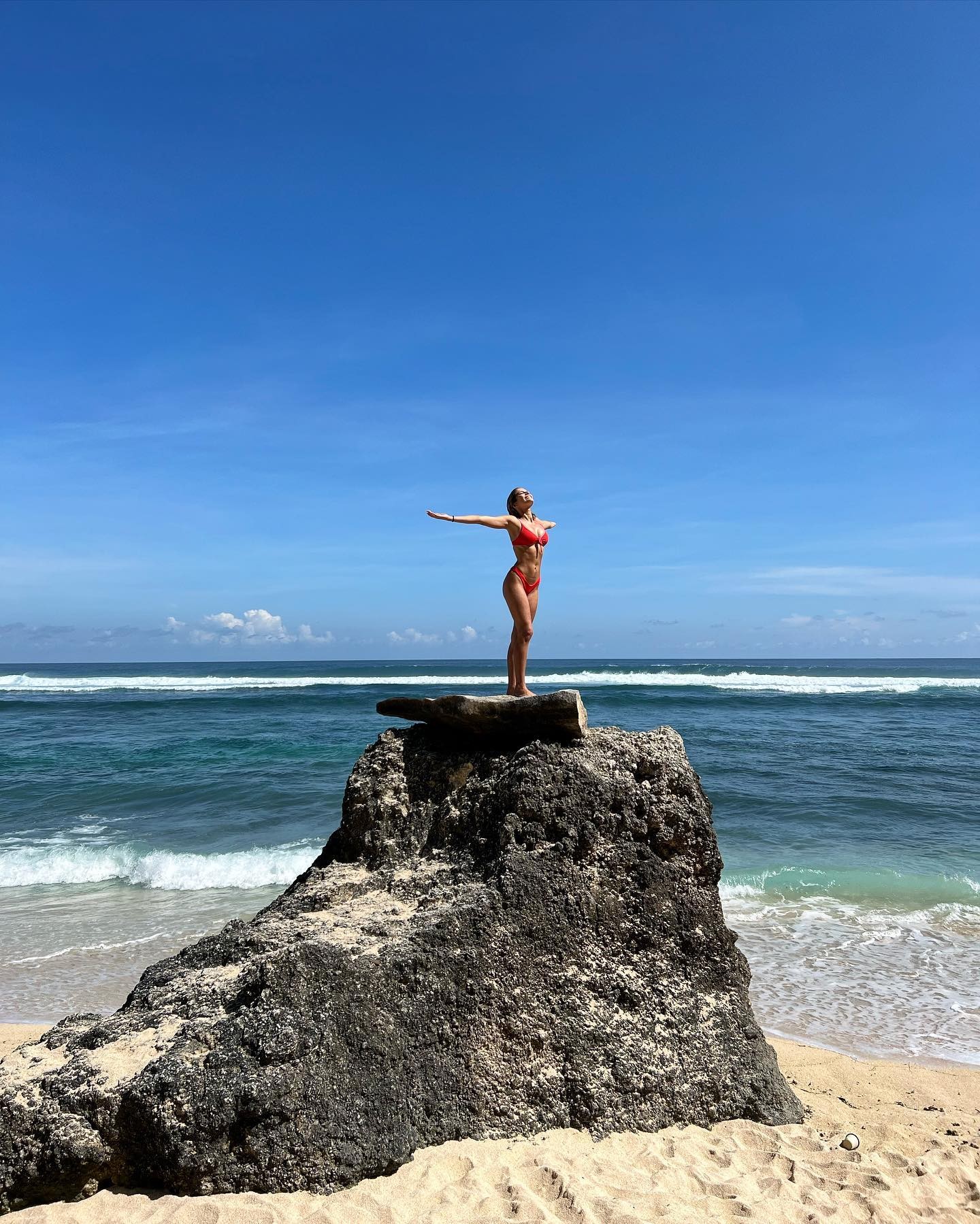 Isabella Santoni posa em paisagem paradisíaca na Indonésia e ganha elogios (Foto: Reprodução / Instagram)