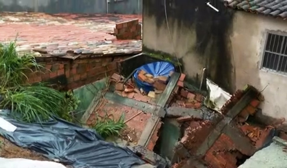 Deslizamento de terra no bairro de Plataforma, em Salvador &mdash; Foto: Reprodu&ccedil;&atilde;o/TV Bahia