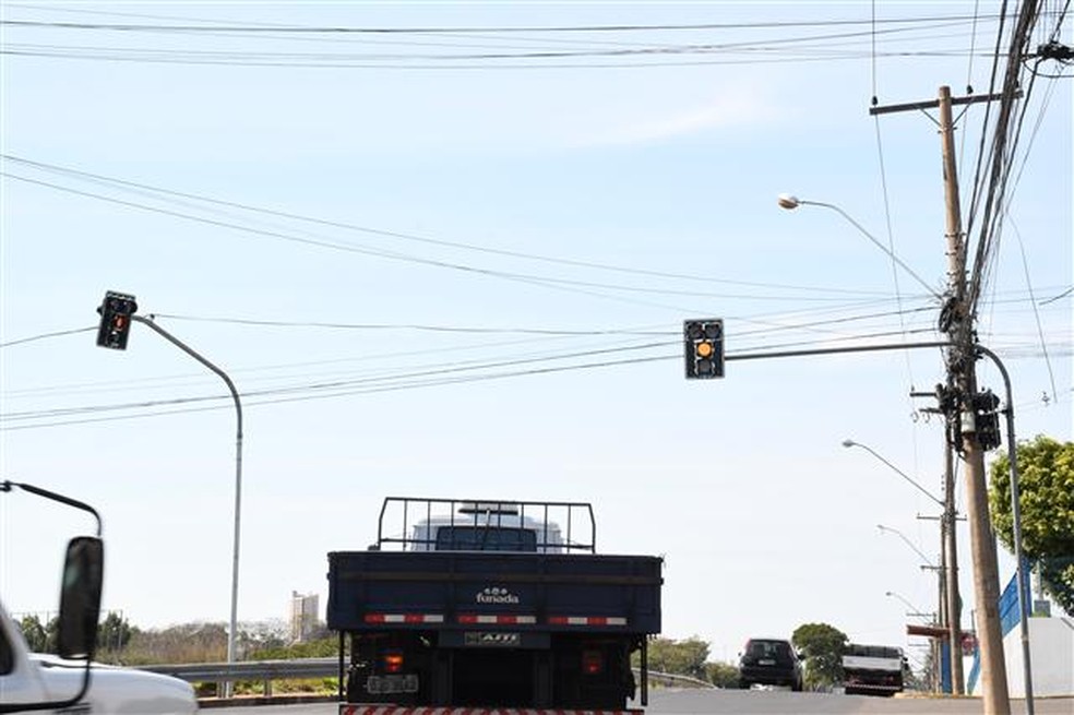 Semáforos instalados na Avenida Joaquim Constantino funcionam de maneira intermitente a partir desta terça-feira (23) — Foto: Secom