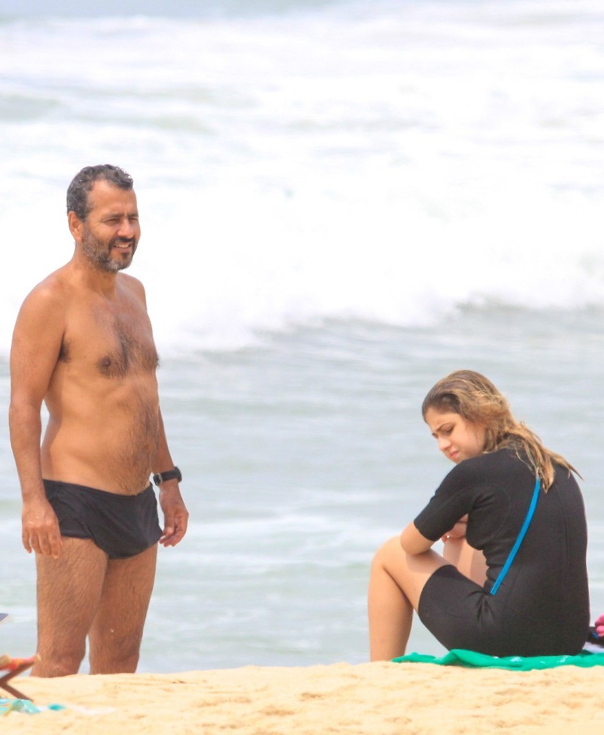 Marcos Palmeira leva filha para aula de surfe (Foto: AgNews/JC Pereira)