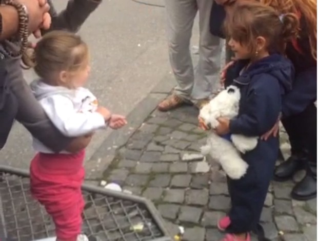 Menina alemã e garotinha síria interagem em Munique (Foto: Reprodução Vine)