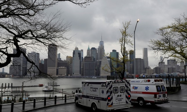 Ambulâncias paradas em frente à ilha de Manhattan