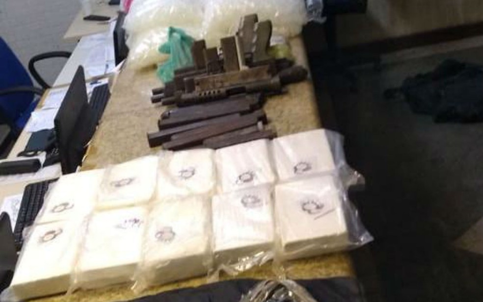 Quatro submetralhadoras e 20 kg de pasta base de cocaína são apreendidos pela polícia em Salvador — Foto: Divulgação/Secretaria de Segurança Pública da Bahia (SSP-BA)