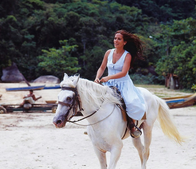Há 23 anos, Gloria Pires estrelava a novela Mulheres de Areia (Foto: CEDOC/Globo)