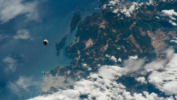 Crew Dragon em aproximação vista da ISS (Foto: Nasa)