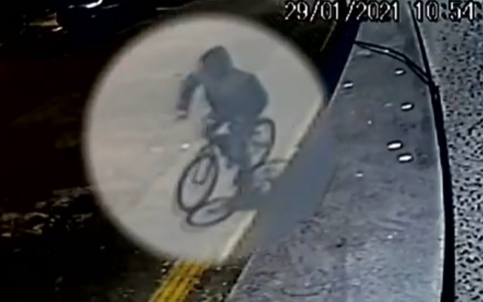 Suspeito foi filmado fugindo de bicicleta após mulher pular do 1º andar para fugir de estupro, em Goiânia, Goiás — Foto: Reprodução/TV Anhanguera