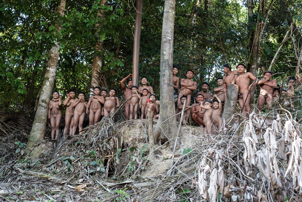 Indígenas Isolados Korubo momentos antes de receberem a segunda rodada de vacinação.  — Foto: Maycon Mota