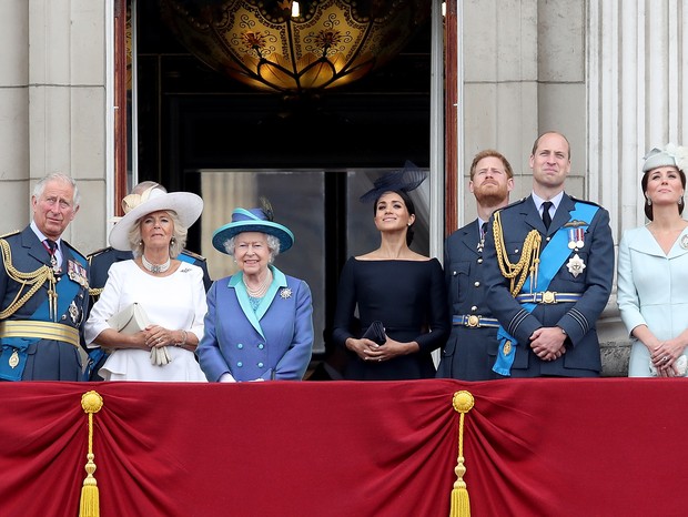 Os membros da família real que possuem patentes militares normalmente usam fardas em eventos oficiais da Coroa (Foto: Getty Images)