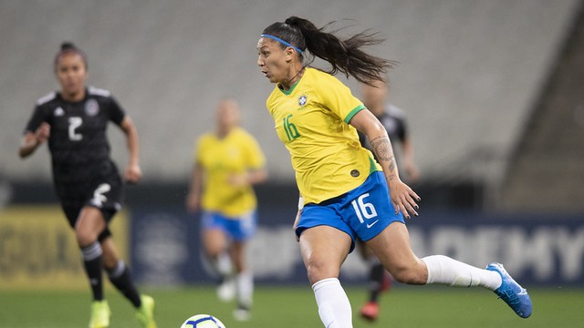 Bia Zaneratto em ação contra o Mèxico: três gols na Arena Corinthians
