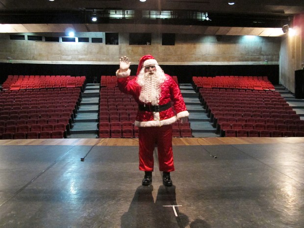 Papai Noel no palco do Teatro Municipal de Santos (Foto: Mariane Rossi/G1)