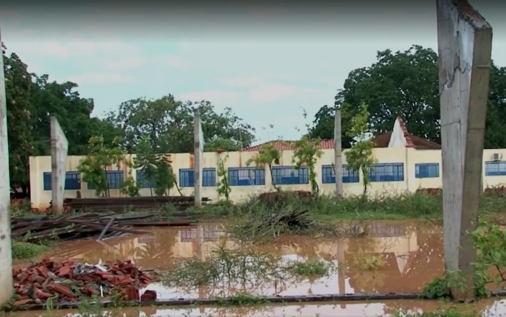Material de construção espalhado na área onde seria quadra esportiva toda alagada em Barreiras, no oeste da Bahia (Foto: Reprodução/TV Oeste)