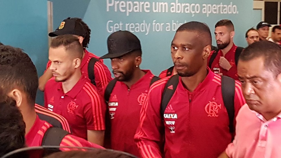 Flamengo desembarca no Rio de Janeiro com semblantes de apreens&atilde;o (Foto: Marcelo Baltar/GloboEsporte.com)