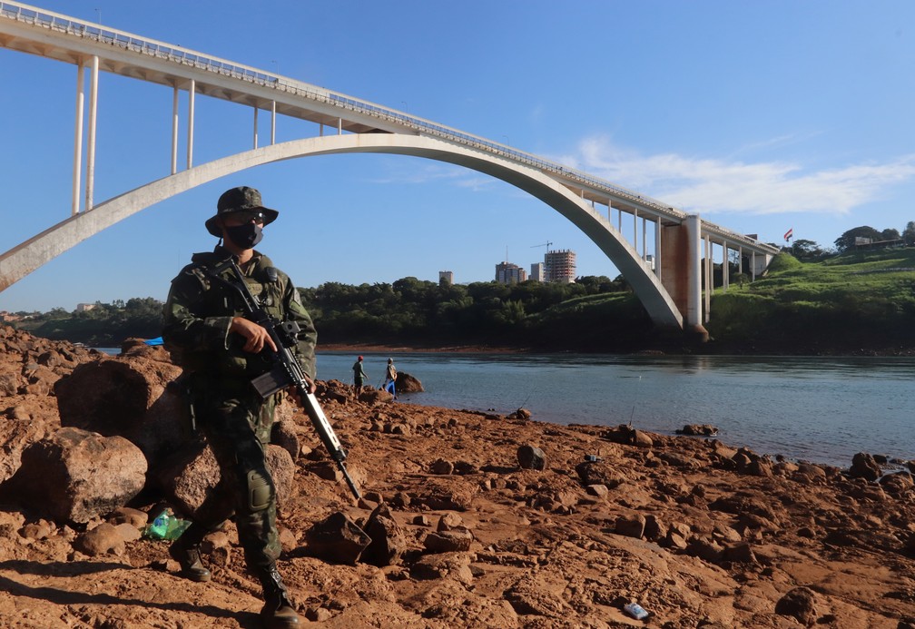 Militar brasileiro patrulha a Ponte da Amizade, fronteira com o Paraguai, em Foz do Iguaçu, em 28 de abril — Foto: Christian Rizzi/Reuters