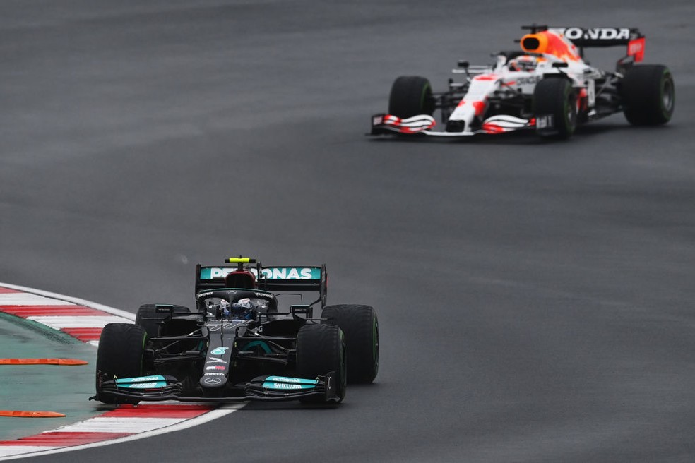 Bottas e Verstappen no GP da Turquia — Foto:  Dan Mullan /Getty Images