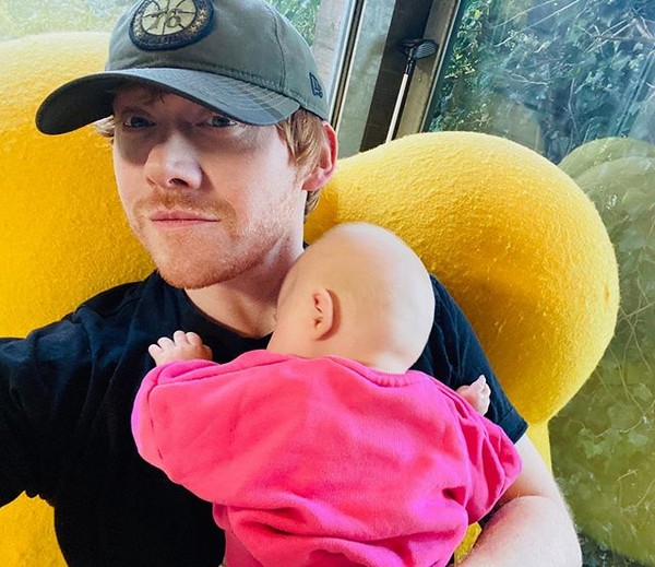 O ator Rupert Grint em foto com a filha nascida em maio de 2020 (Foto: Instagram)
