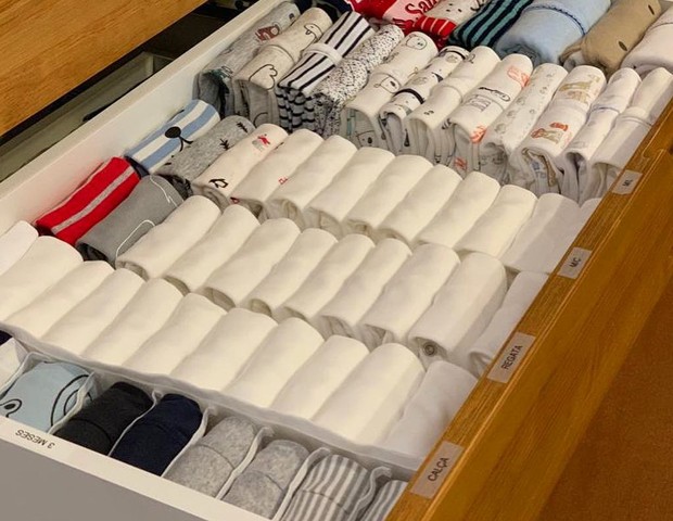 Roupas foram separadas por tamanho e tipos em cada gaveta da cômoda de Eduardo (Foto: Reprodução Instagram)