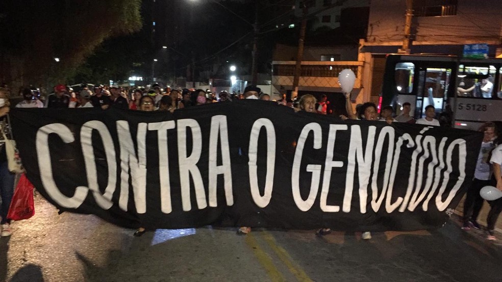 Ato de amigos e familiares de Rogério Ferreira da Silva Júnior, morto durante abordagem de policiais militares na tarde do último domingo (9). — Foto: Abrahão Cruz/TV Globo
