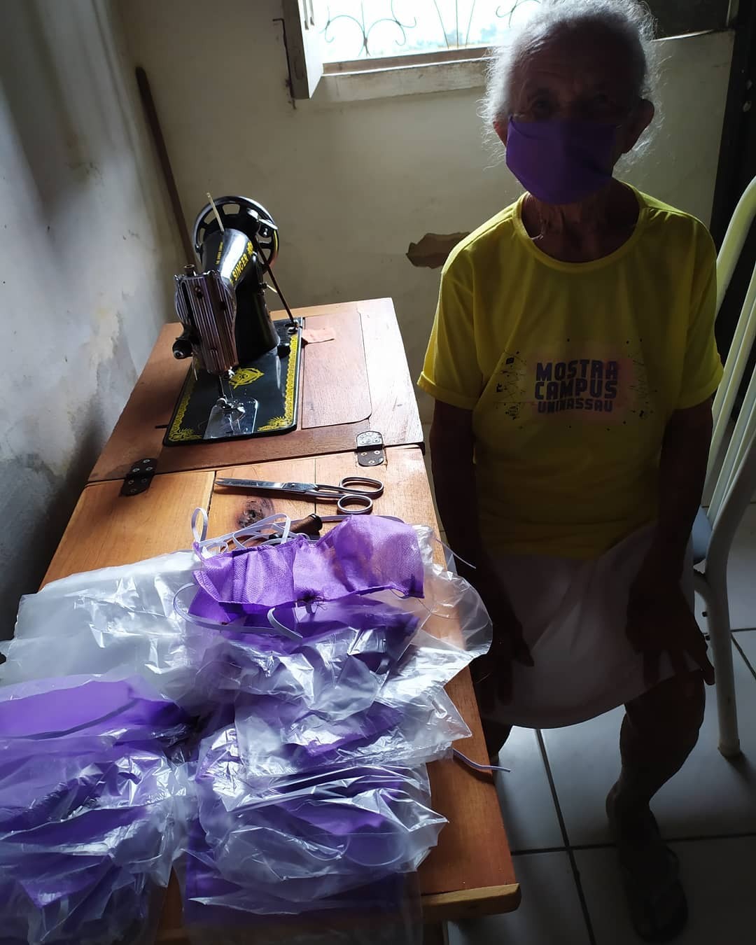 Doma Bernarda, de 87 anos, costura máscaras para doação (Foto: Reprodução/Instagram)