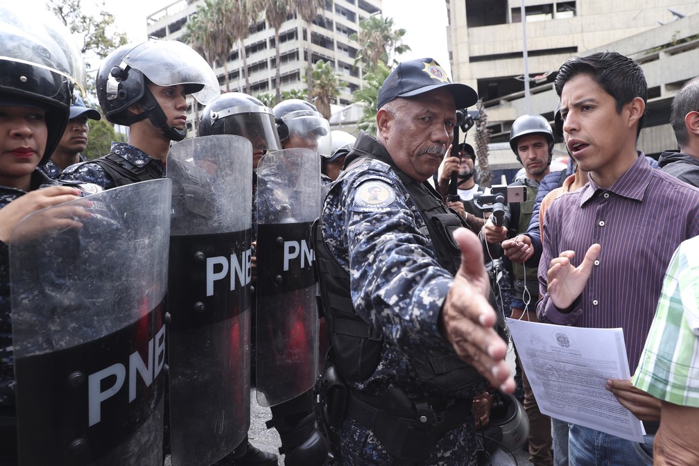 Marchas em direção a quartéis na Venezuela — Foto: AP / Martin Mejia