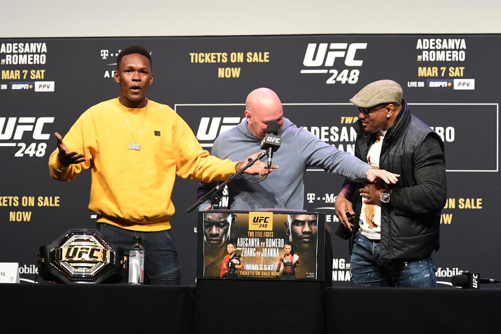 Israel Adesanya (esq.) e Yoel Romero (dir.) são separados por Dana White (centro) na coletiva de imprensa do UFC 248 — Foto: Josh Hedges/Zuffa LLC/Getty Images