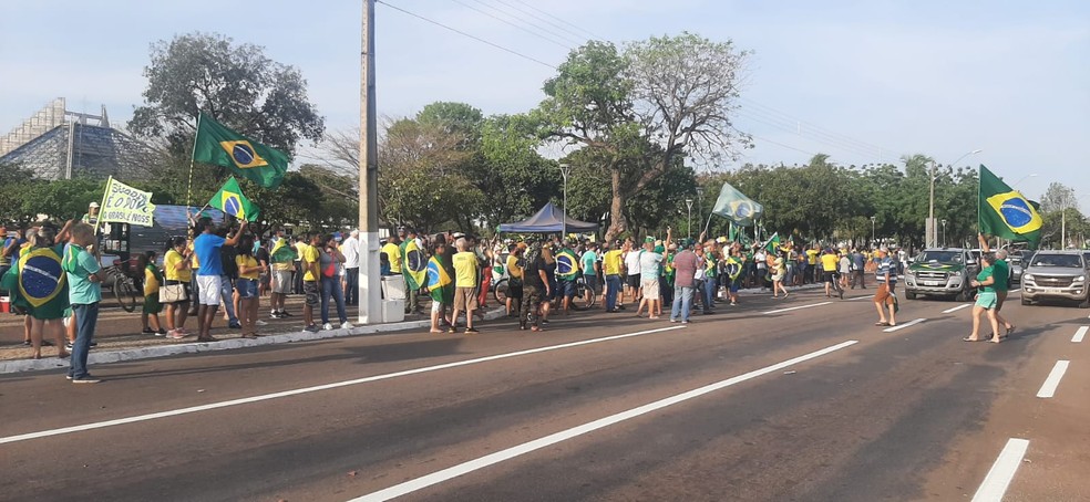 Manifestantes a favor de Bolsonaro chegam na Praça dos Girassóis, em Palmas (TO) — Foto: Divulgação