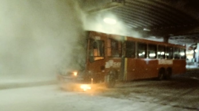 Resultado de imagem para onibus ´pega fogo no terminal tancredo neves