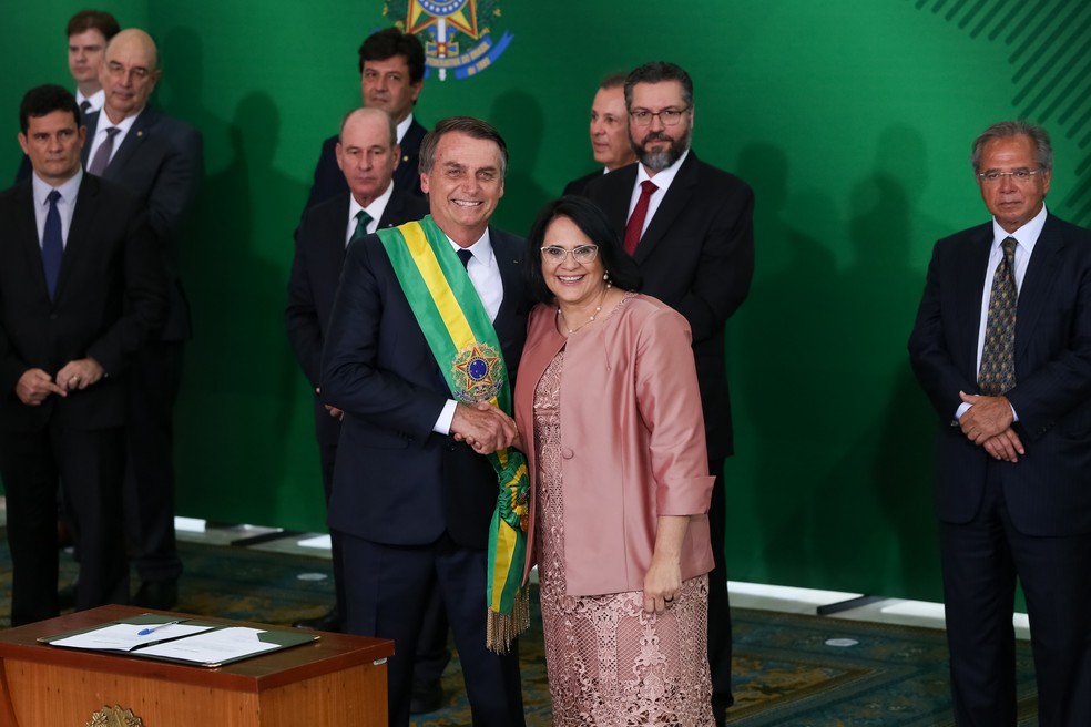 Jair Bolsonaro e a ministra Damares Alves (Ministério da Mulher, da Família e dos Direitos Humanos) durante a posse do presidente, em 1º de janeiro de 2019 — Foto: Marcos Corrêa/Presidência
