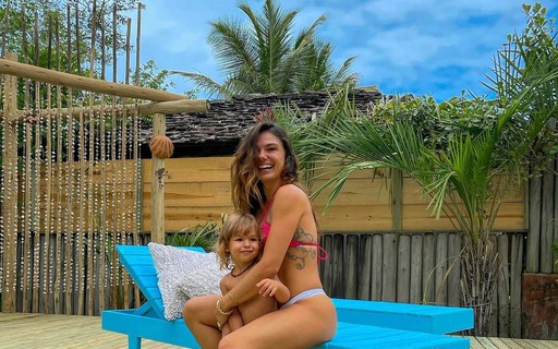 Isis Valverde Curte Companhia De Filho Em Piscina Quem Quem News