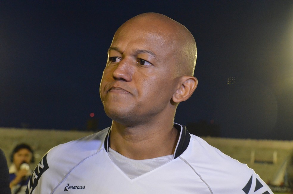 Reinaldo Alagoano perdeu excelente chance de balançar as redes, aos 30 minutos do primeiro tempo (Foto: Silas Batista / GloboEsporte.com)