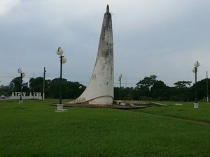 Vendaval quebra monumento e deixa Bela Vista, MS, sem energia elétrica (Foto: Hemerson Buiu/Top Notícia)